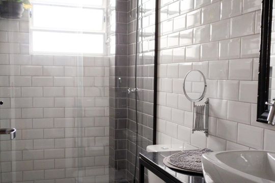 Banheiro de apartamento para alugar com 2 quartos, 70m² em Rio Branco, Porto Alegre