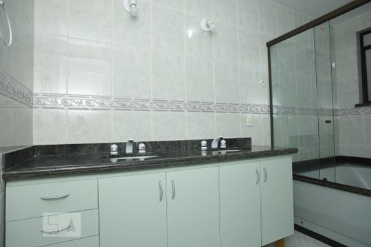 Banheiro do Quarto 1 Suite de apartamento para alugar com 4 quartos, 194m² em Jardim Guanabara, Rio de Janeiro