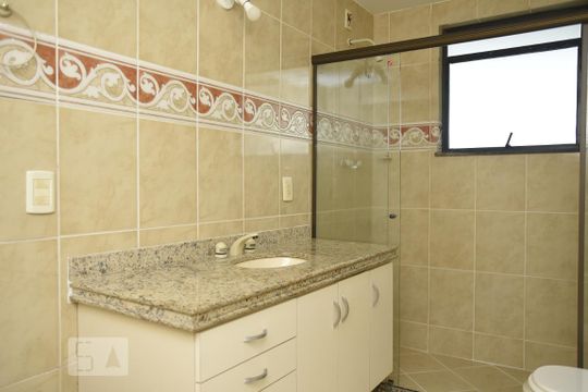 Banheiro do Quarto 2 Suite de apartamento para alugar com 4 quartos, 194m² em Jardim Guanabara, Rio de Janeiro