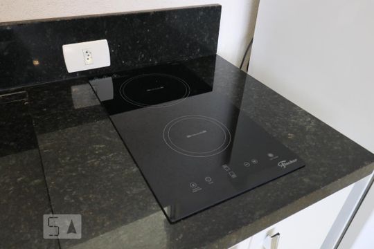 Cozinha de apartamento para alugar com 1 quarto, 35m² em São Francisco, Curitiba