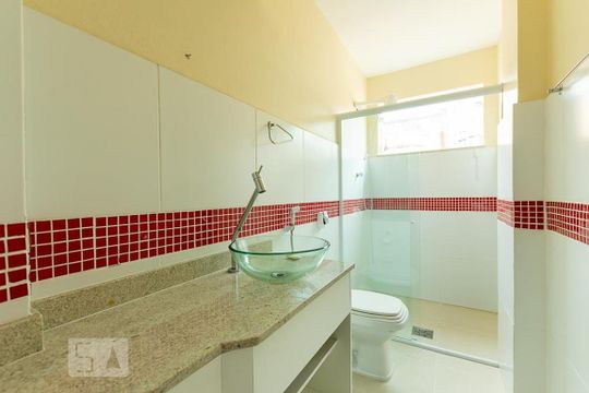 Banheiro Social de apartamento à venda com 2 quartos, 67m² em Santa Rosa, Niterói