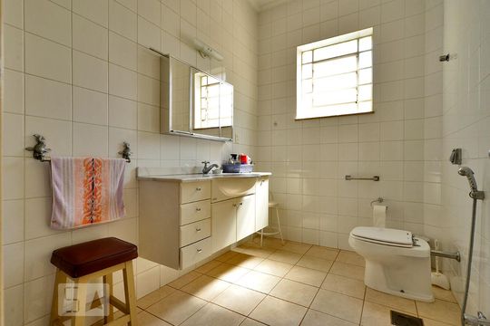 Banheiro de casa para alugar com 3 quartos, 140m² em Perdizes, São Paulo