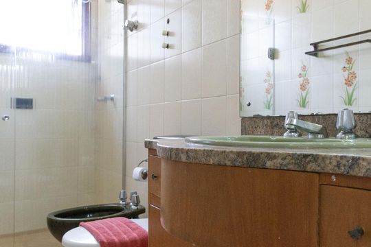 Banheiro de casa para alugar com 3 quartos, 200m² em Independência, Porto Alegre