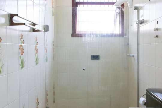 Banheiro de casa para alugar com 3 quartos, 200m² em Independência, Porto Alegre