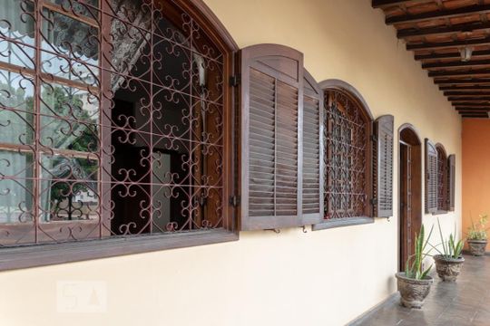 Sacada de casa para alugar com 4 quartos, 360m² em Vila Cloris, Belo Horizonte
