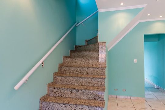Escada de casa para alugar com 3 quartos, 193m² em Jardim São Francisco, Guarulhos