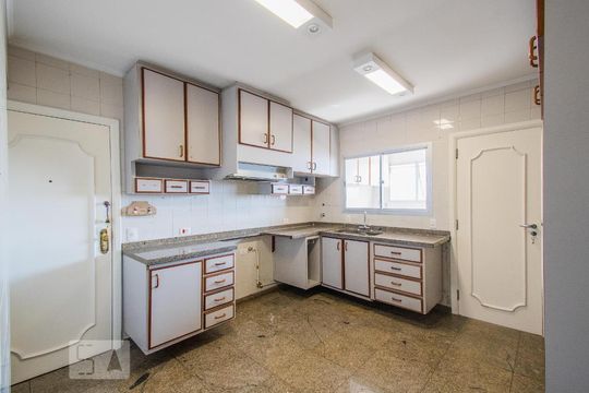 Cozinha de apartamento à venda com 3 quartos, 320m² em Vila Brasílio Machado, São Paulo