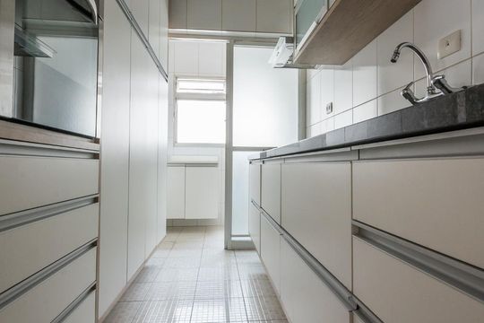 Cozinha de apartamento para alugar com 3 quartos, 82m² em Jardim Itapeva, São Paulo