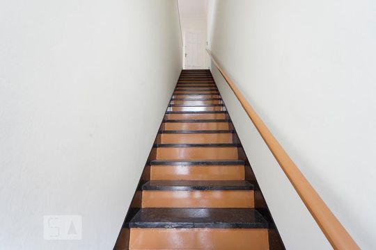 Escada de entrada de casa para alugar com 2 quartos, 80m² em Quarta Parada, São Paulo
