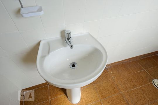 Detalhe banheiro de casa para alugar com 2 quartos, 80m² em Quarta Parada, São Paulo
