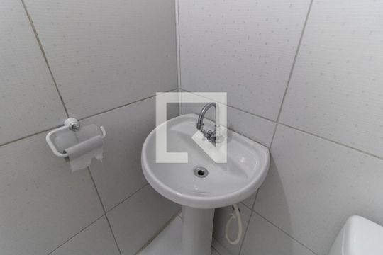 Banheiro de casa para alugar com 1 quarto, 40m² em Vila Natália, São Paulo