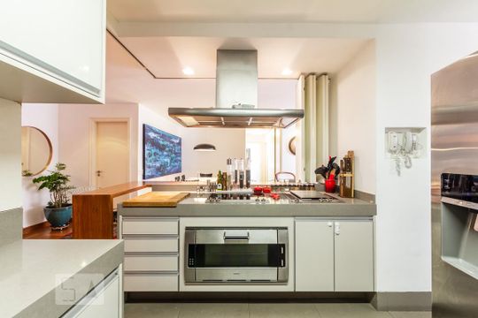 Cozinha de apartamento à venda com 2 quartos, 130m² em Itaim Bibi, São Paulo