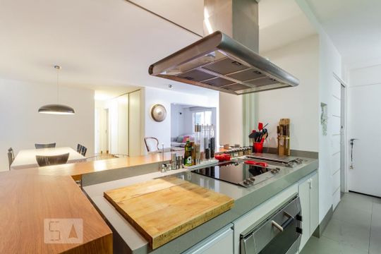 Cozinha de apartamento à venda com 2 quartos, 130m² em Itaim Bibi, São Paulo
