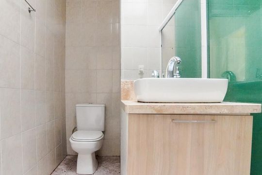 Banheiro de casa de condomínio à venda com 2 quartos, 90m² em Lajeado, São Paulo