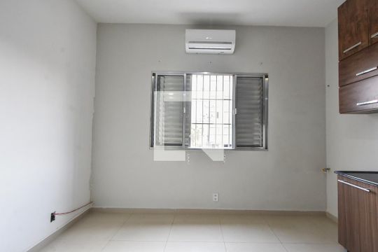 Dormitório e Sala  de kitnet/studio para alugar com 1 quarto, 17m² em Jardim Aeroporto, São Paulo