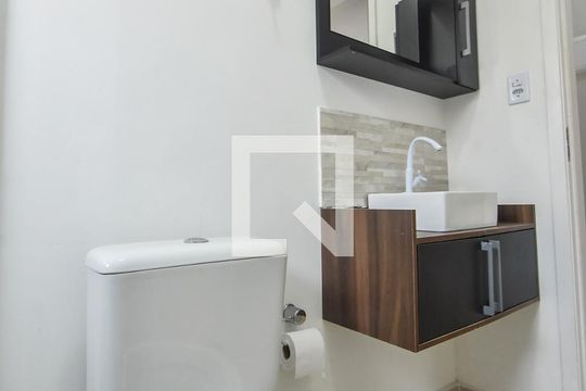 Banheiro  de kitnet/studio para alugar com 1 quarto, 17m² em Jardim Aeroporto, São Paulo