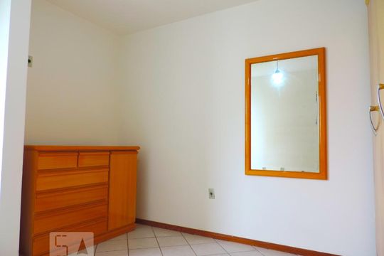 Quarto 1 de apartamento para alugar com 1 quarto, 54m² em Carvoeira, Florianópolis
