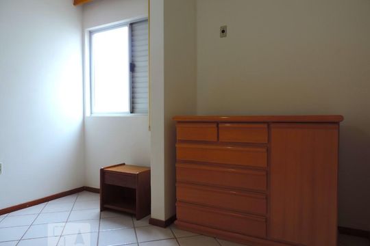 Quarto 1 de apartamento para alugar com 1 quarto, 54m² em Carvoeira, Florianópolis