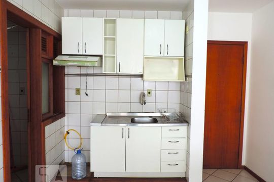 Cozinha de apartamento para alugar com 1 quarto, 54m² em Carvoeira, Florianópolis