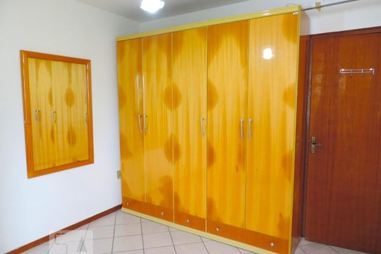 Quarto 1 - Armários de apartamento para alugar com 1 quarto, 54m² em Carvoeira, Florianópolis