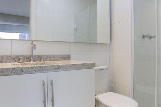 Banheiro de apartamento para alugar com 1 quarto, 34m² em Pinheiros, São Paulo