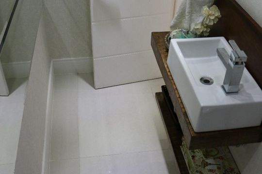 Banheiro de apartamento para alugar com 2 quartos, 93m² em Ahú, Curitiba