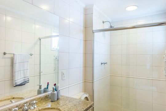 Banheiro de apartamento à venda com 1 quarto, 48m² em Vila Nova Conceição, São Paulo