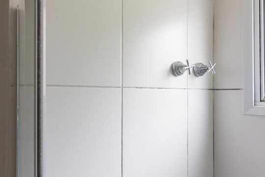 Banheiro de apartamento à venda com 2 quartos, 55m² em Vila Hebe, São Paulo