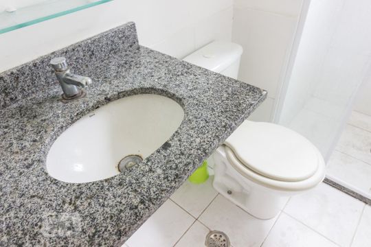 Banheiro de apartamento à venda com 2 quartos, 55m² em Vila Hebe, São Paulo