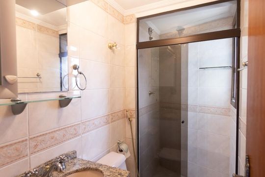 Banheiro Social de apartamento para alugar com 3 quartos, 171m² em Vila Bertioga, São Paulo