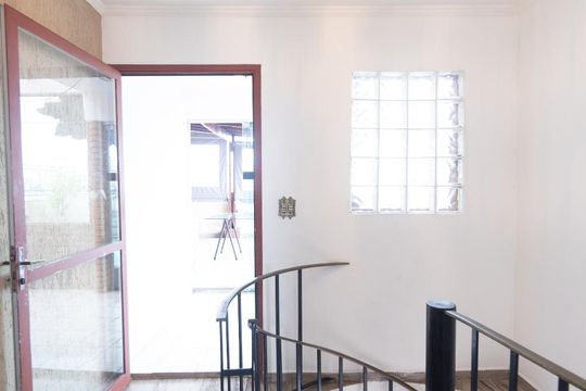 Hall escadaria de apartamento para alugar com 3 quartos, 171m² em Vila Bertioga, São Paulo