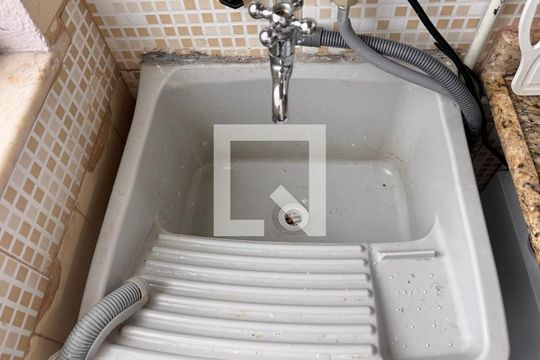 Cozinha e Área de Serviço de apartamento para alugar com 2 quartos, 56m² em Barra da Tijuca, Rio de Janeiro