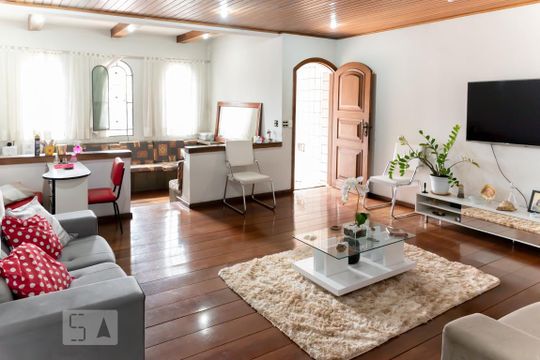 Casa à venda com 4 quartos, 220m² em Jardim Ana Rosa, São Paulo