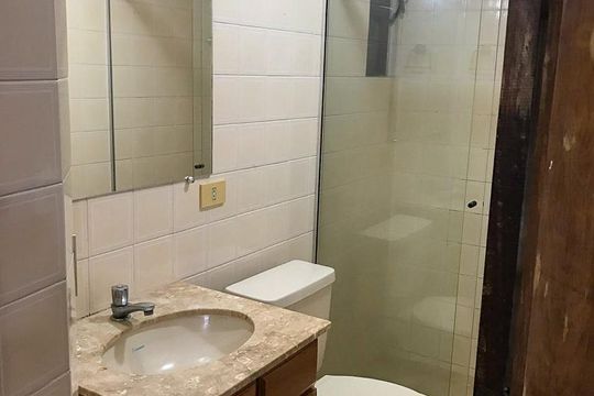 Banheiro de kitnet/studio para alugar com 1 quarto, 40m² em Batel, Curitiba