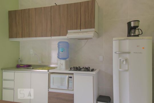 Cozinha de apartamento para alugar com 1 quarto, 25m² em Campeche, Florianópolis