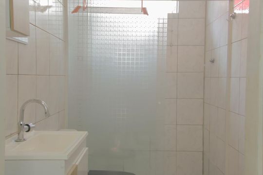 Banheiro de apartamento para alugar com 1 quarto, 25m² em Campeche, Florianópolis