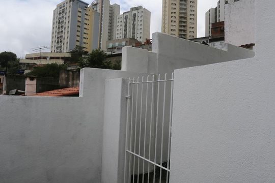 Fachada da entrada de casa para alugar com 1 quarto, 72m² em Jaguaré, São Paulo