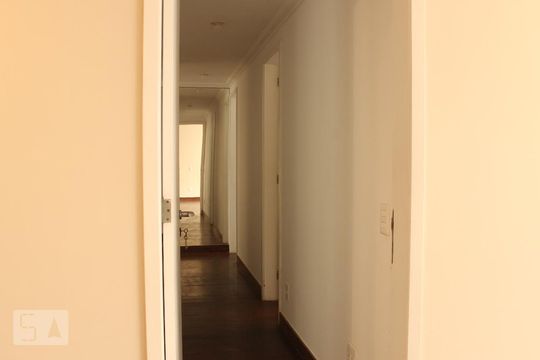 Corredor de apartamento para alugar com 3 quartos, 131m² em Barra da Tijuca, Rio de Janeiro