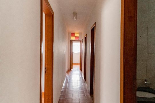 Corredor de casa para alugar com 7 quartos, 400m² em Sagrada Família, Belo Horizonte