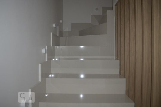 Escada de casa de condomínio para alugar com 3 quartos, 200m² em Jardim Monte Kemel, São Paulo