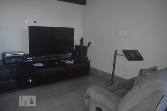 Sala de casa de condomínio para alugar com 3 quartos, 200m² em Jardim Monte Kemel, São Paulo