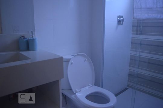 Banheiro de casa de condomínio para alugar com 3 quartos, 200m² em Jardim Monte Kemel, São Paulo