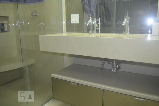 Banheiro de casa de condomínio para alugar com 3 quartos, 200m² em Jardim Monte Kemel, São Paulo