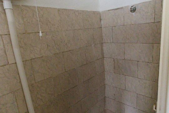 Banheiro de kitnet/studio para alugar com 1 quarto, 15m² em Freguesia (jacarepaguá), Rio de Janeiro
