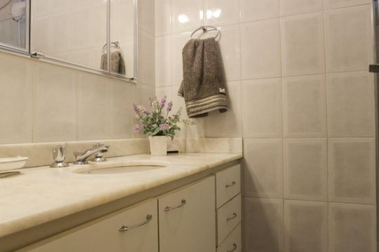 Banheiro de apartamento à venda com 2 quartos, 100m² em Pinheiros, São Paulo
