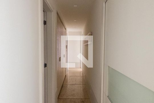 Corredor de apartamento à venda com 2 quartos, 170m² em Copacabana, Rio de Janeiro