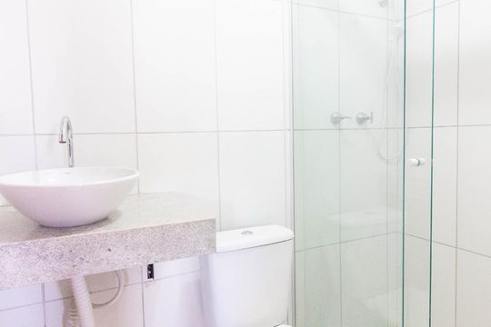 Banheiro de apartamento à venda com 2 quartos, 48m² em Protásio Alves, Porto Alegre