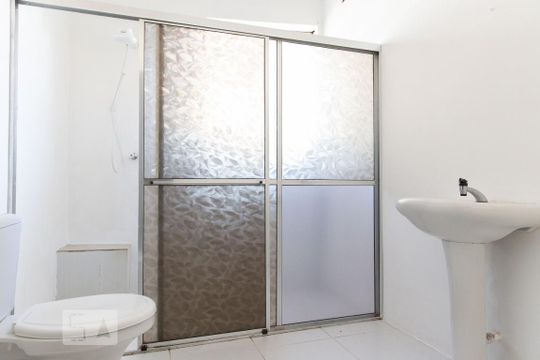 Banheiro de apartamento para alugar com 2 quartos, 120m² em Passo da Areia, Porto Alegre