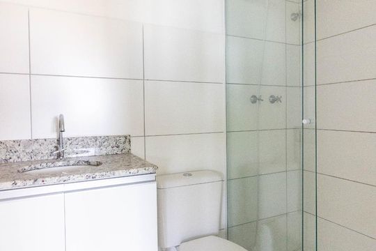 Banheiro de apartamento à venda com 2 quartos, 55m² em Sarandi, Porto Alegre