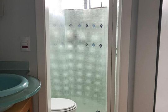 Banheiro de apartamento para alugar com 1 quarto, 33m² em Vila Suzana, São Paulo